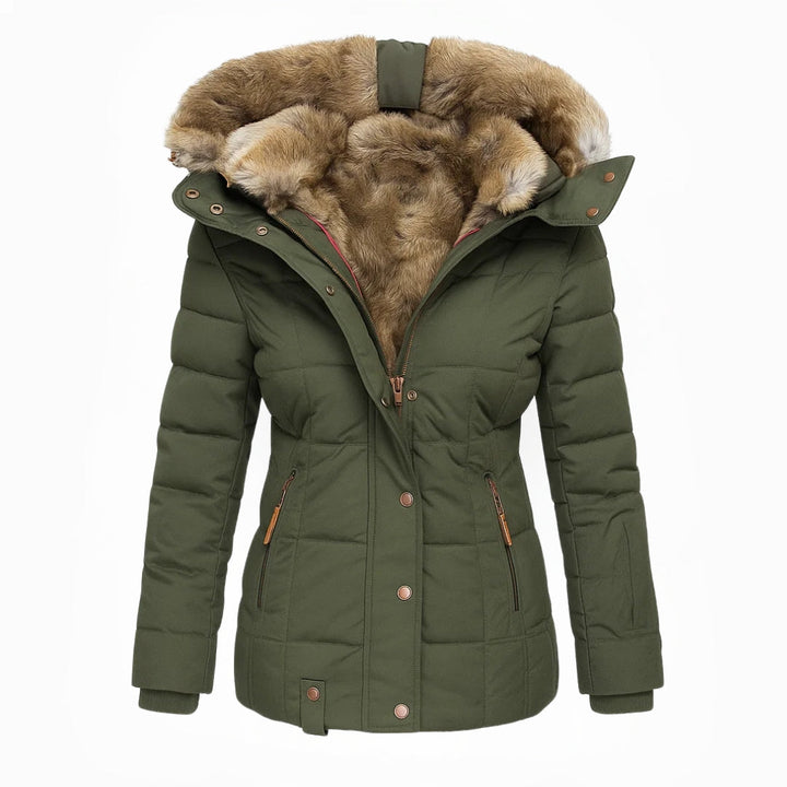 Zijaanzicht van elegante lange dames winterjas, toont modieuze pasvorm en warme winterkleding.
