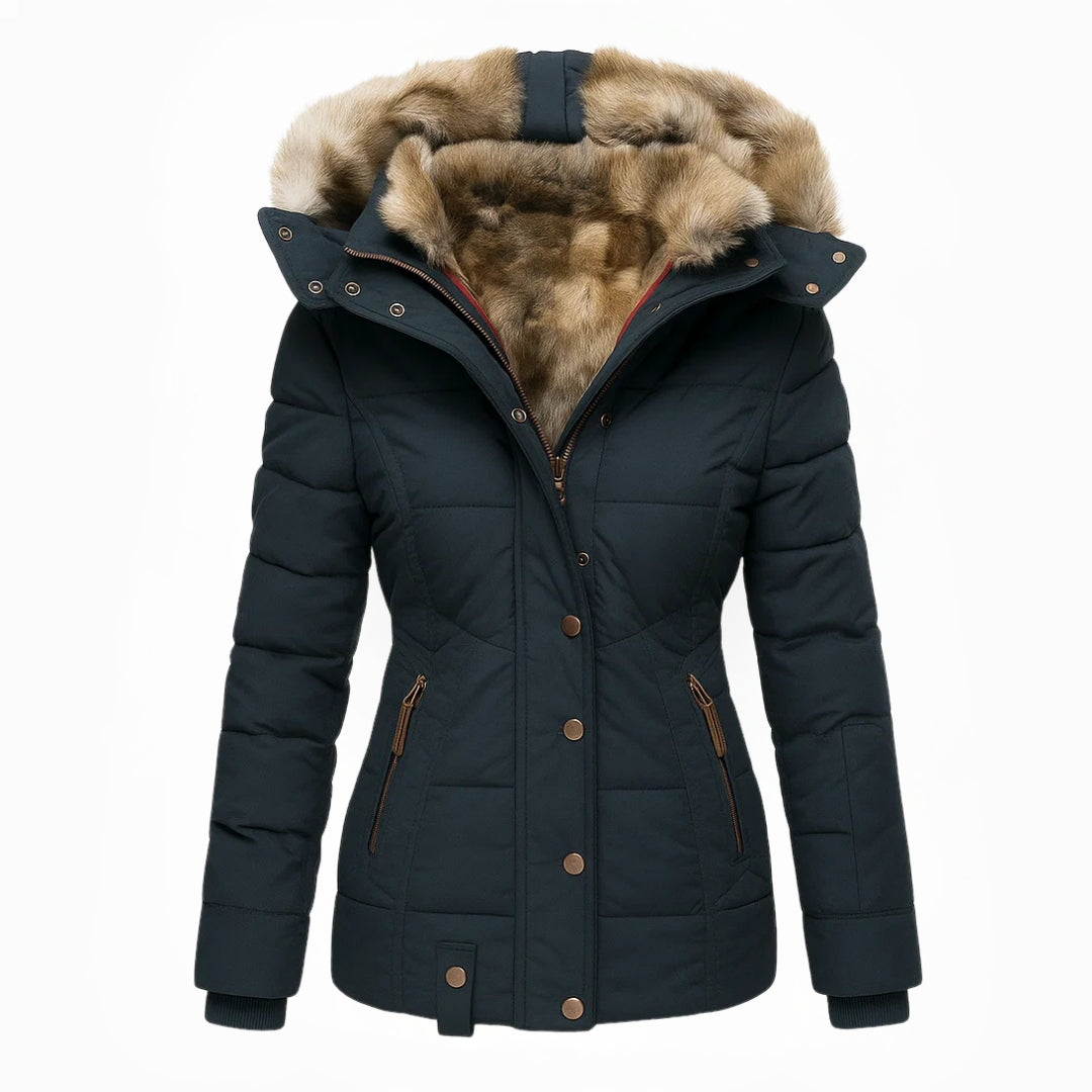 Detail van stof en afwerking van comfortabele lange dames winterjas. Elegante pasvorm voor winterkleding.