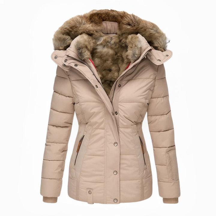 Achteraanzicht van modieuze lange dames winterjas, benadrukt elegante pasvorm en warme winterkleding.