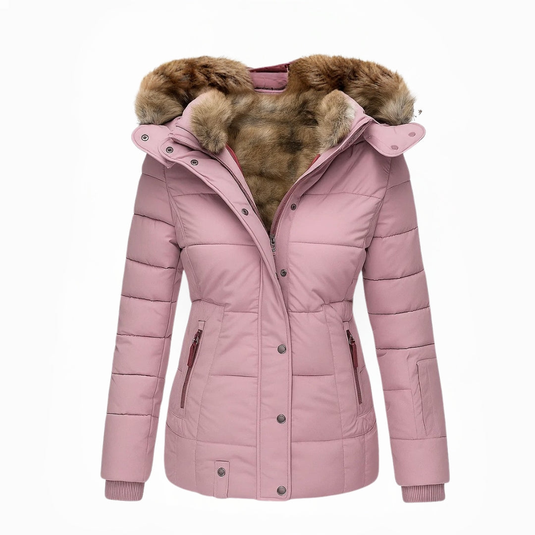 Vooraanzicht van een elegante, warme dames winterjas. Lange pasvorm met capuchon, perfecte winterkleding.