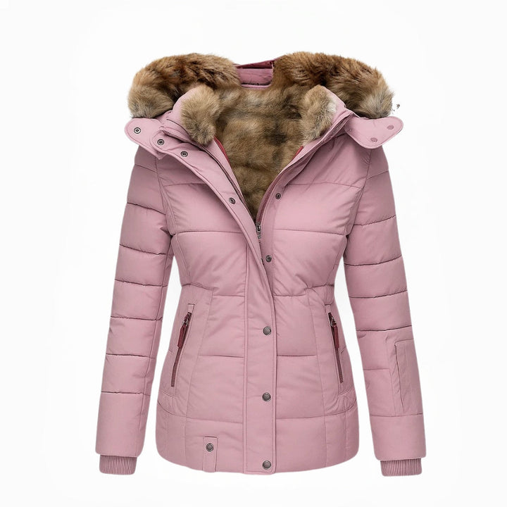 Vooraanzicht van een elegante, warme dames winterjas. Lange pasvorm met capuchon, perfecte winterkleding.