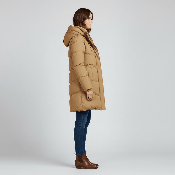 Zijaanzicht van warme dames winterparka met capuchon, optimale lengte voor extra bescherming tegen de kou.