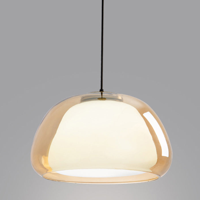 Moderne hanglamp, jelly vorm, met glanzende glazen kap; een statement piece in elk interieur.