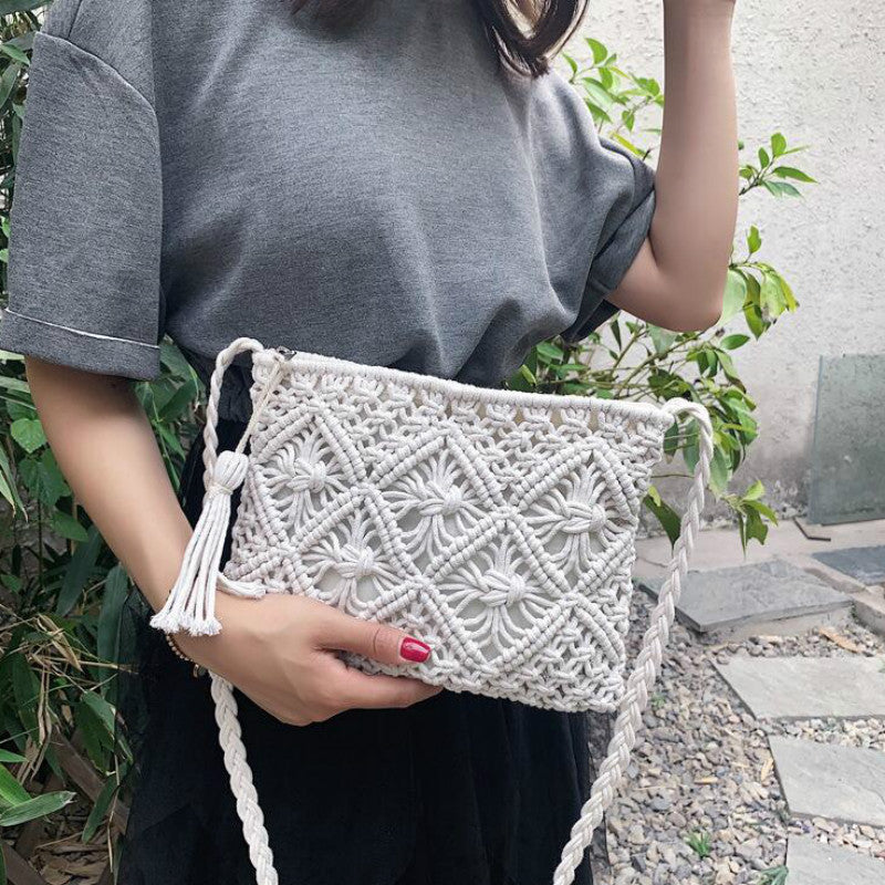 Dames geweven schoudertas in natuurlijke beige tinten, een veelzijdige en zomerse accessoire.