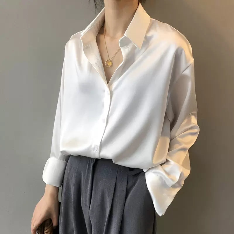 Effen Myra damesblouse, elegant en verfijnd, met lange mouwen voor een klassieke en professionele look.