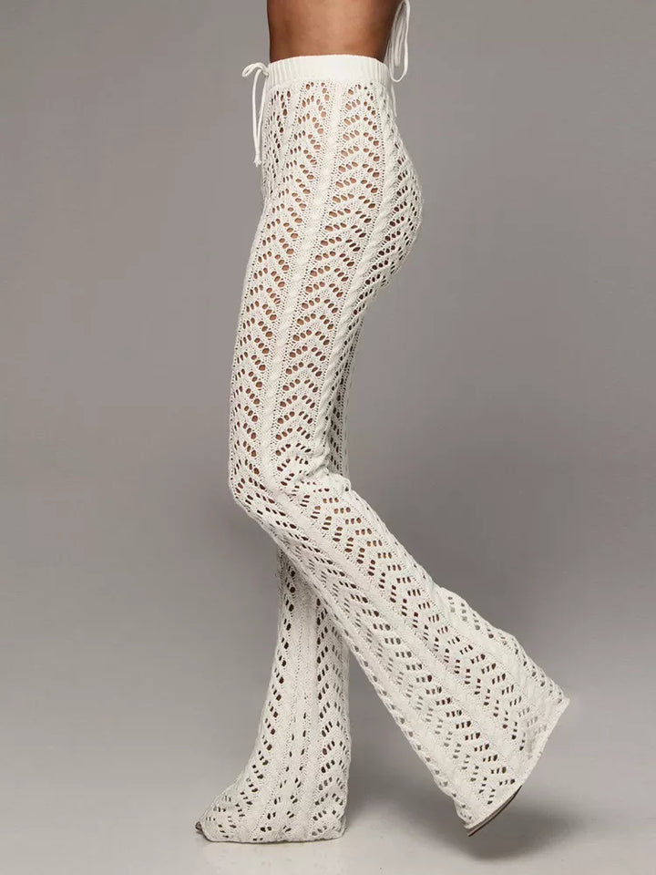 Witte gehaakte flared damesbroek voor zomerse dagen, comfortabel en modieus.
