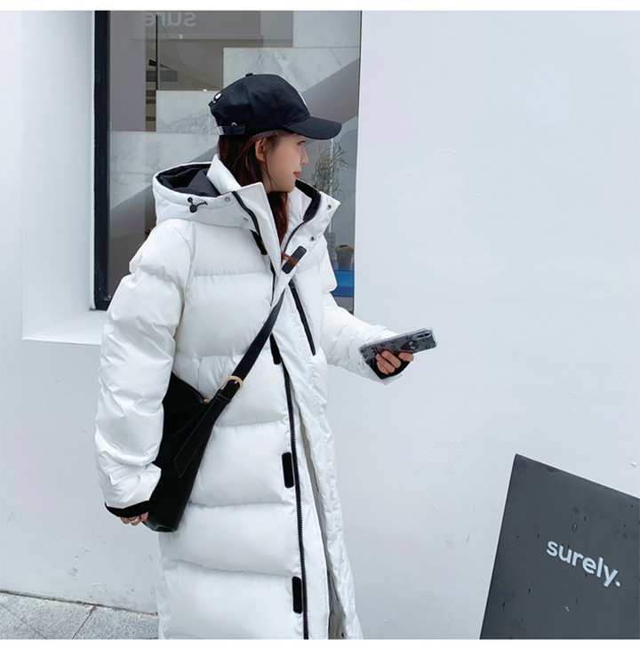Vrouw draagt Dony Dons Parka: Stijlvolle dames winterjas in zwarte kleur, warm en comfortabel voor winterwandelingen.