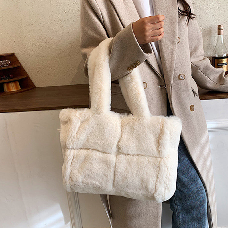 Comfortabele Pipa pluche damestas; een trendy en zachte handtas voor winterse outfits.
