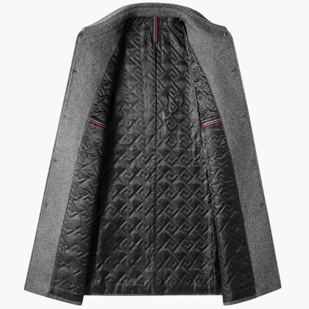 Stijlvolle zwarte heren winterjas van wol, voorzien van een warme opstaande kraag; perfecte elegante bovenkleding.