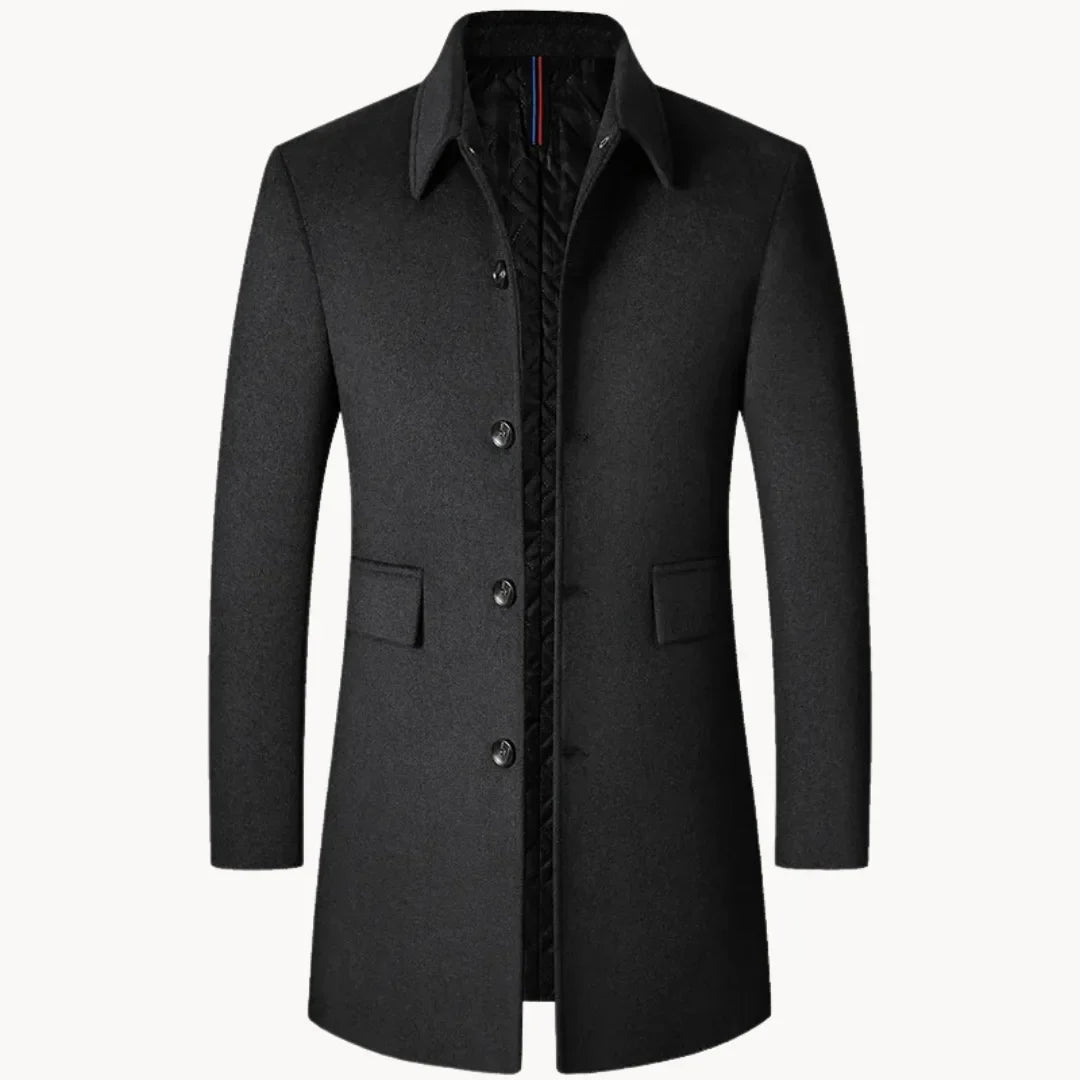 Gedetailleerde weergave van de heren wollen mantel met opstaande kraag; een elegante en warme winterjas optie.