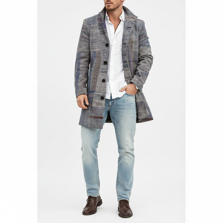 Detailopname van een klassieke heren wollen mantel met ruitpatroon, een warme en stijlvolle toevoeging.