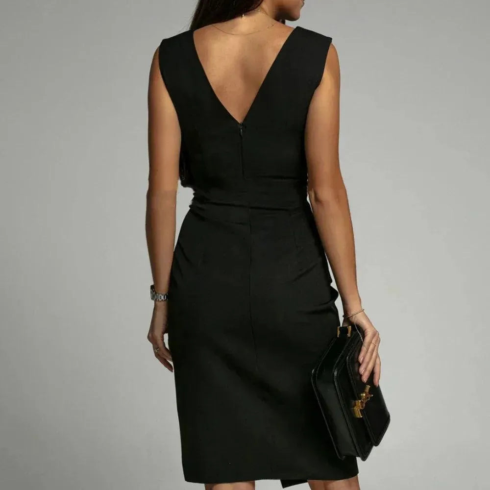 Close-up van de stijlvolle V-hals van deze comfortabele dames midi-jurk. Perfect voor zomer en casual.