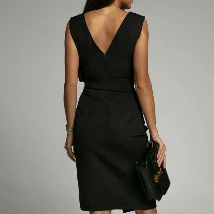 Close-up van de stijlvolle V-hals van deze comfortabele dames midi-jurk. Perfect voor zomer en casual.