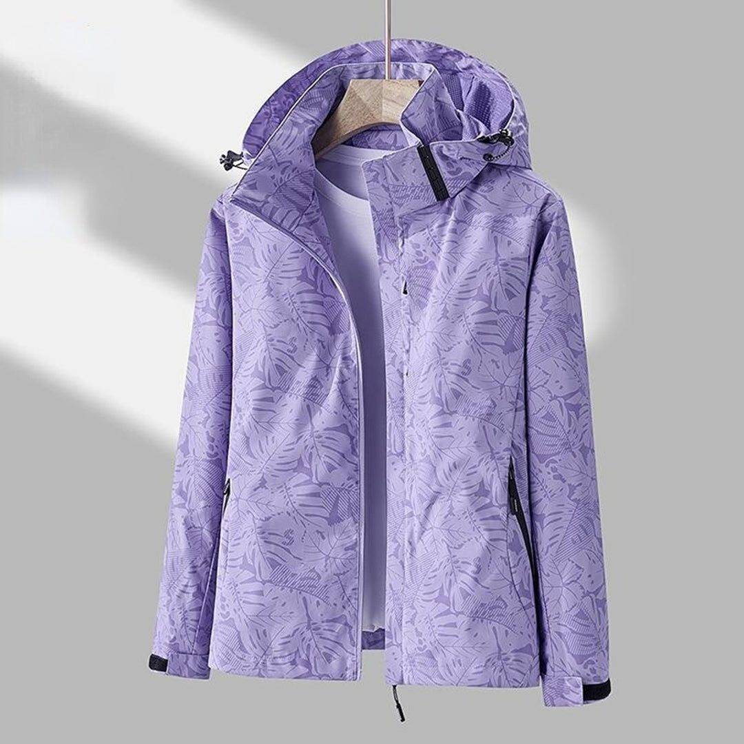 Winddichte damesjas Ayla met capuchon. Comfortabele en trendy weerbestendige buitenjas voor vrouwenmode.