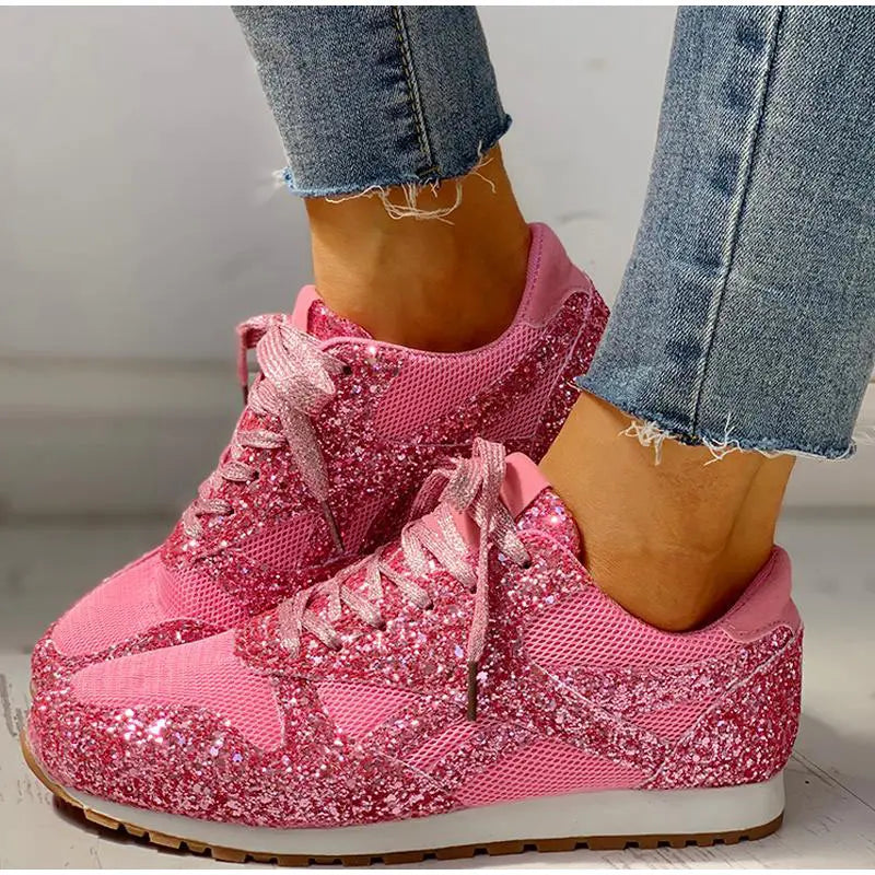 Zijaanzicht van de trendy dames sportschoen met sprankelende glitter en stevige zool.