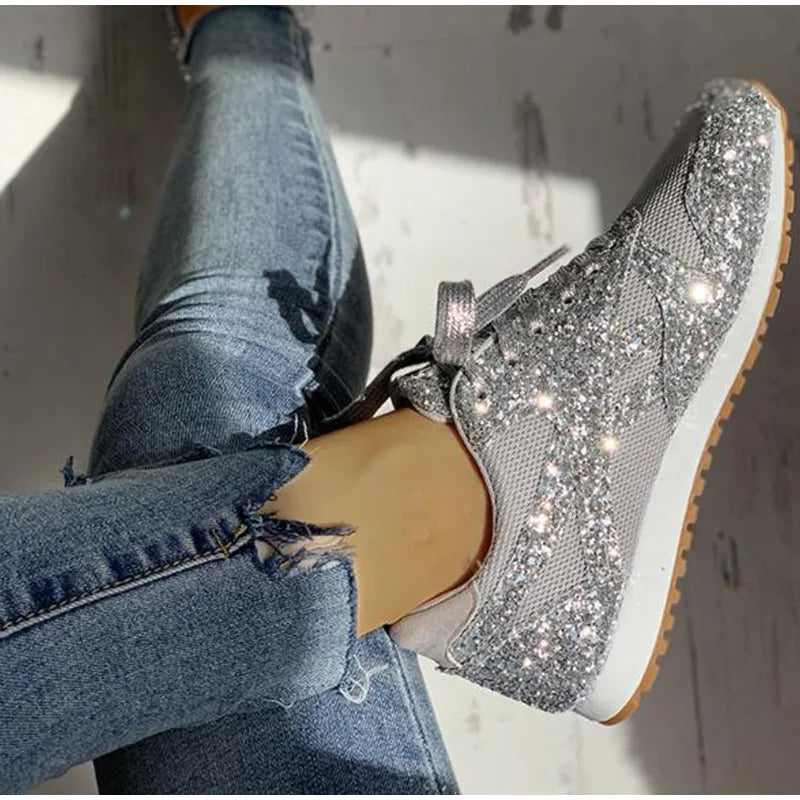 De unieke textuur van de glitter en pailletten op deze trendy dames sportschoenen.