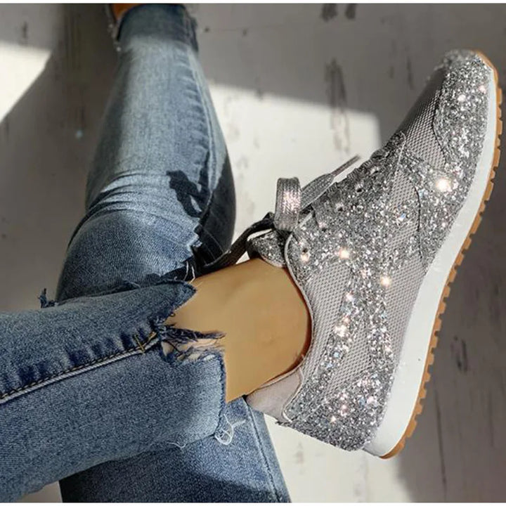 De unieke textuur van de glitter en pailletten op deze trendy dames sportschoenen.