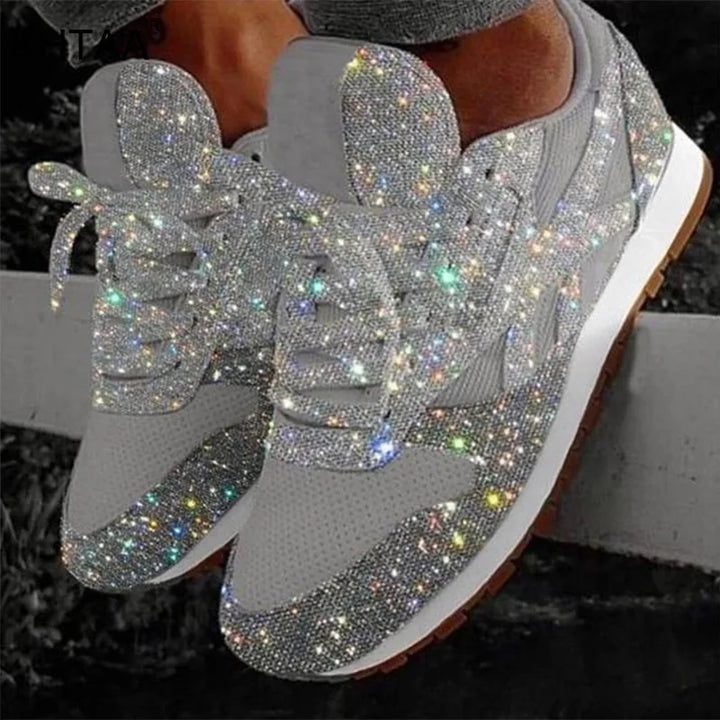 Achterkant van de comfortabele dames sneaker, met glinsterende hiel en demping.