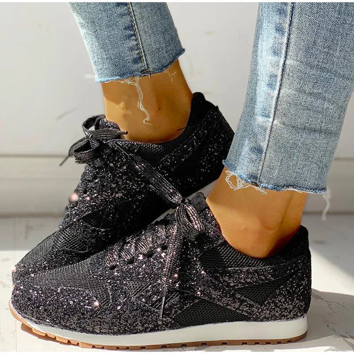 Detail van de trendy dames sportschoen met sprankelende glitter en pailletten afwerking.
