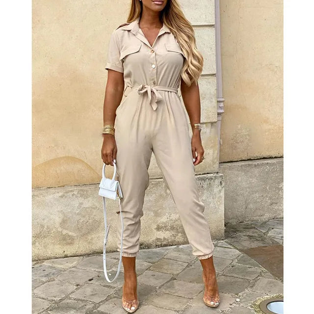 Volledige weergave van de getailleerde dames jumpsuit met korte mouwen en verstelbare tailleband, casual & chic.