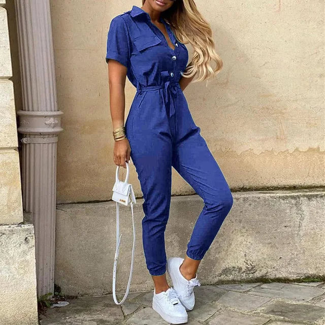 Trendy getailleerde dames jumpsuit met korte mouwen en verstelbare tailleband. Comfortabele lentekleding.