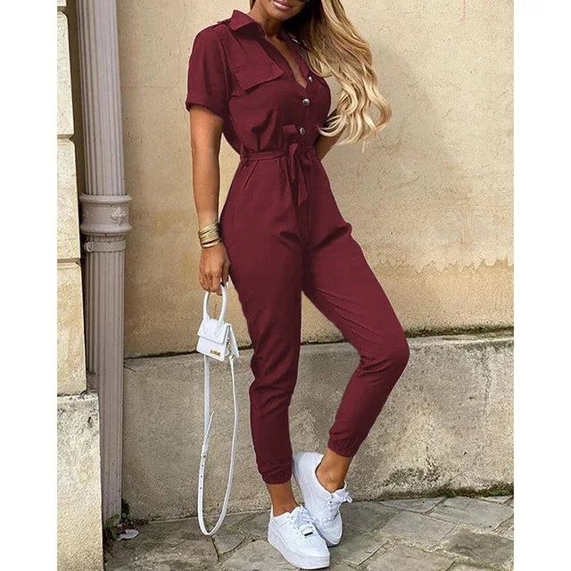 Elegante dames jumpsuit met korte mouwen, verstelbare tailleband. Ideaal voor zomerse damesmode, getailleerd model.
