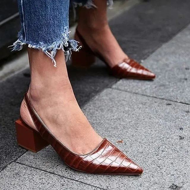 Orthopedische bruine pumps met blokhak en croco print voor dames. Comfortabele slingback pumps met puntneus.