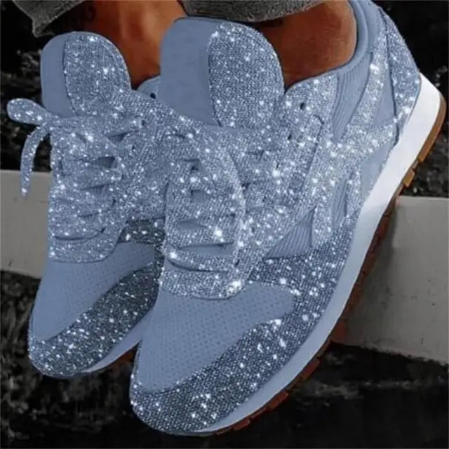 Glanzende dames sneakers met glitter details, sportief comfort en stijlvolle vetersluiting voor een trendy look.