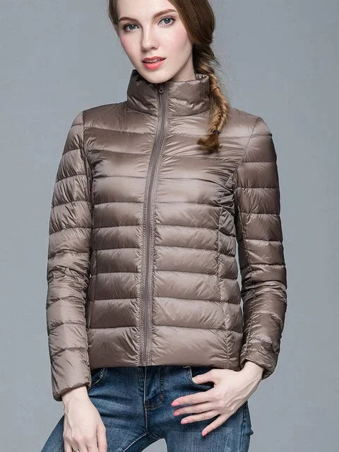 Modern, ultralicht dames winterjack, stijlvol en comfortabel, perfect voor de hedendaagse mode.