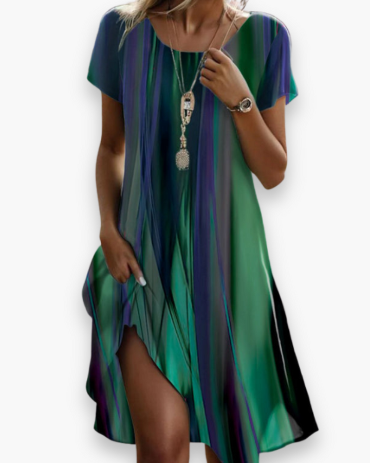 Lichtgewicht en comfortabele dames midi jurk in kleurrijke boho stijl, ideaal voor zomerse dagen en strand.
