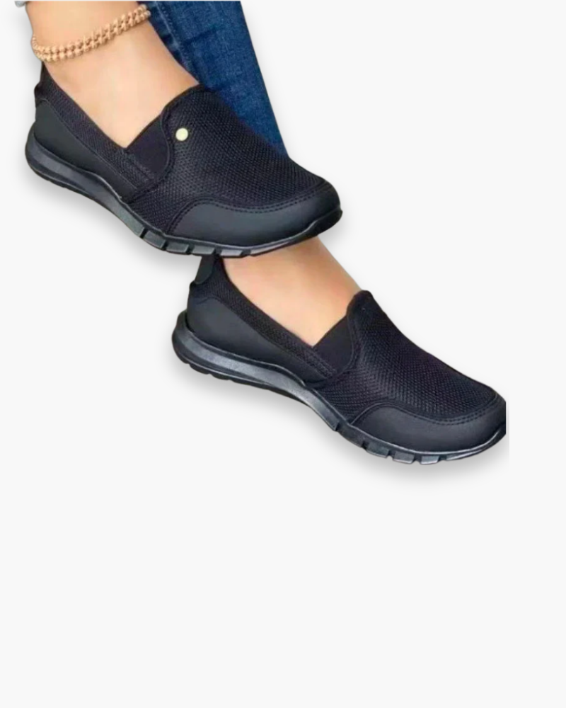 Praktische en comfortabele dames instappers, ademend en licht voor dagelijks casual gebruik. Zomerschoenen.