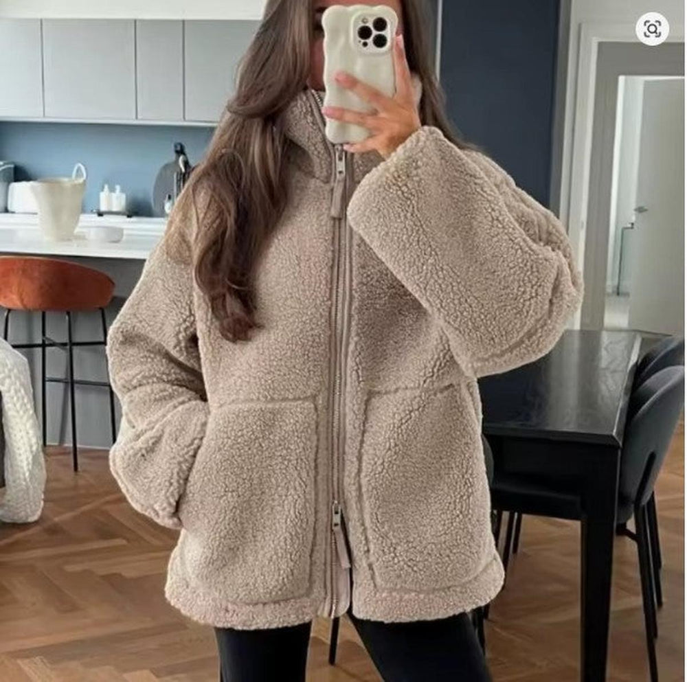 Stijlvolle dames oversized jas met opstaande kraag, warme wolmix. Perfecte beige/koffiekleurige tussenjas voor de winter.