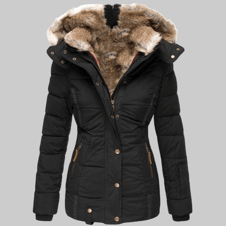 Full body shot van de getailleerde dames winterjas met imitatiebont capuchon, benadrukt de slanke pasvorm.