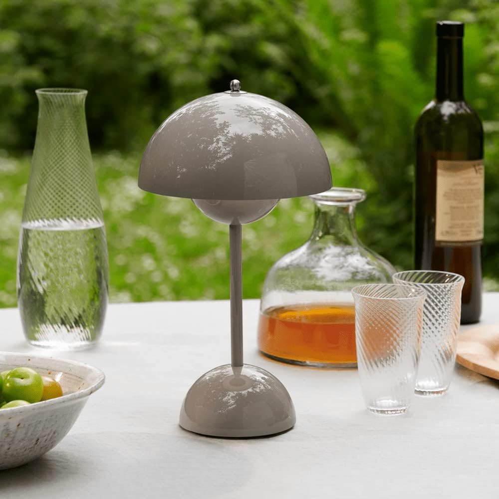 Unieke MoonGlow tafellamp, combineert LED met klassiek design, voor elk interieur.