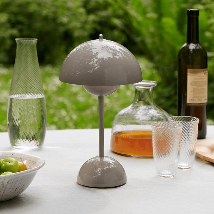 Unieke MoonGlow tafellamp, combineert LED met klassiek design, voor elk interieur.
