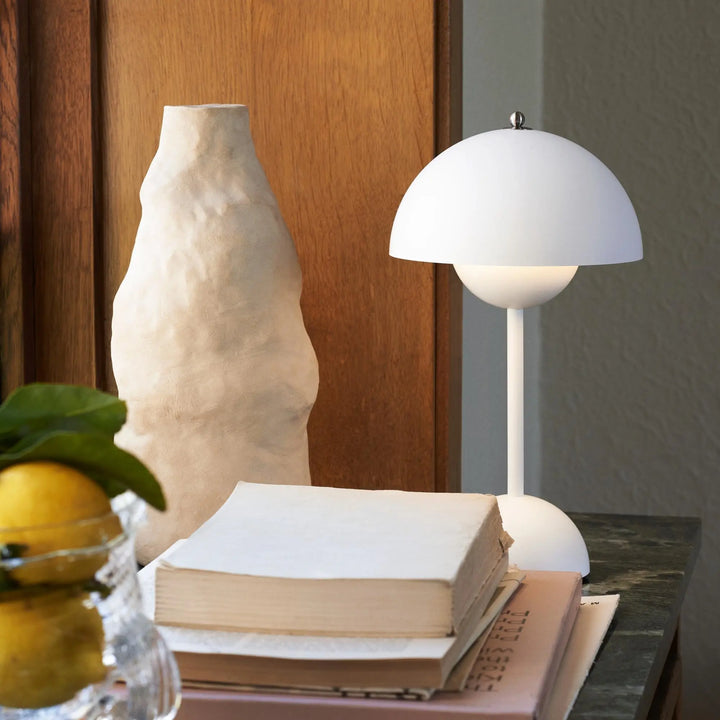 Moderne MoonGlow LED tafellamp, creëert warme en gezellige sfeer in huis.