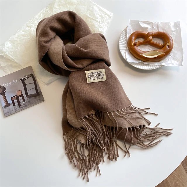 Handgemaakte look wollen sjaal, zacht en warm. Stijlvol accessoire voor koude dagen.