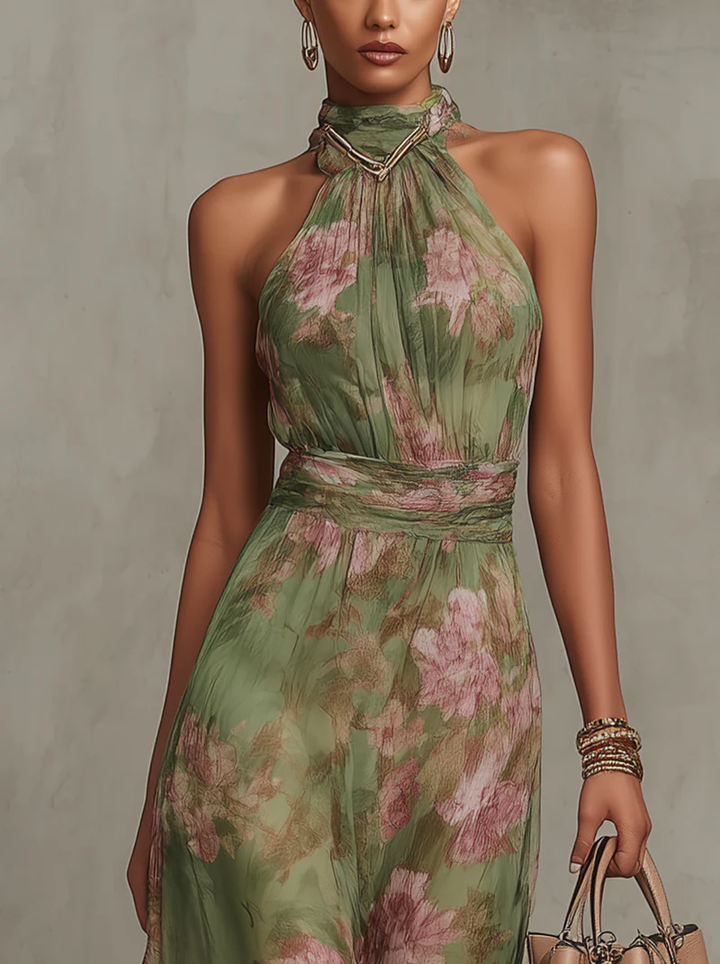 Stijlvolle dames maxi jurk met bloemen en halternek; een casual chic avondjurk of elegante feestjurk voor vrouwen.