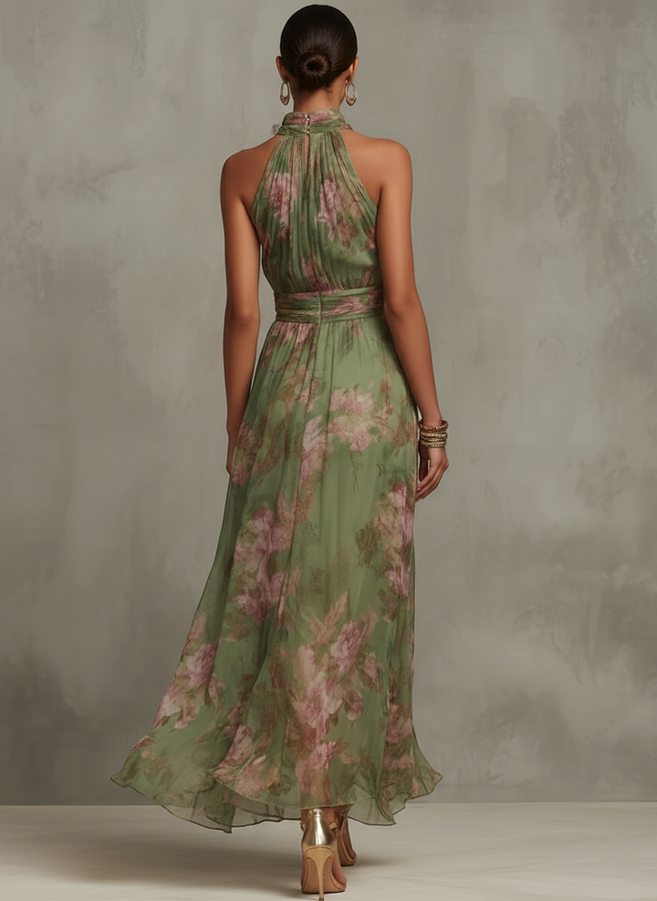 Prachtige groene maxi jurk voor dames met bloemenprint, elegante halternek en luchtige stof; ideaal als zomer- of strandjurk.