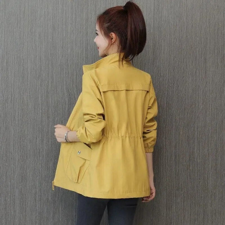 Dames trenchcoat beige met verstelbare tailleband en ruime zakken, perfect voor voorjaar & najaar, elegant.
