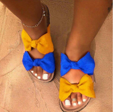 Zwarte dames sandalen met dubbele strik, trendy en comfortabel. Essentiële damessandalen voor elke zomerlook.