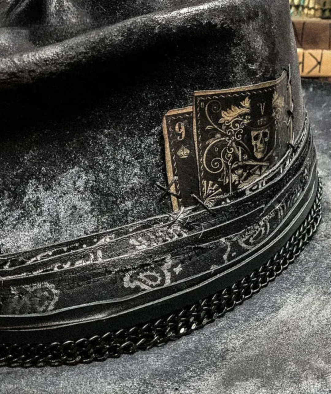Close-up van de textuur en het handgemaakte schedelontwerp op deze warme unisex wintermuts.