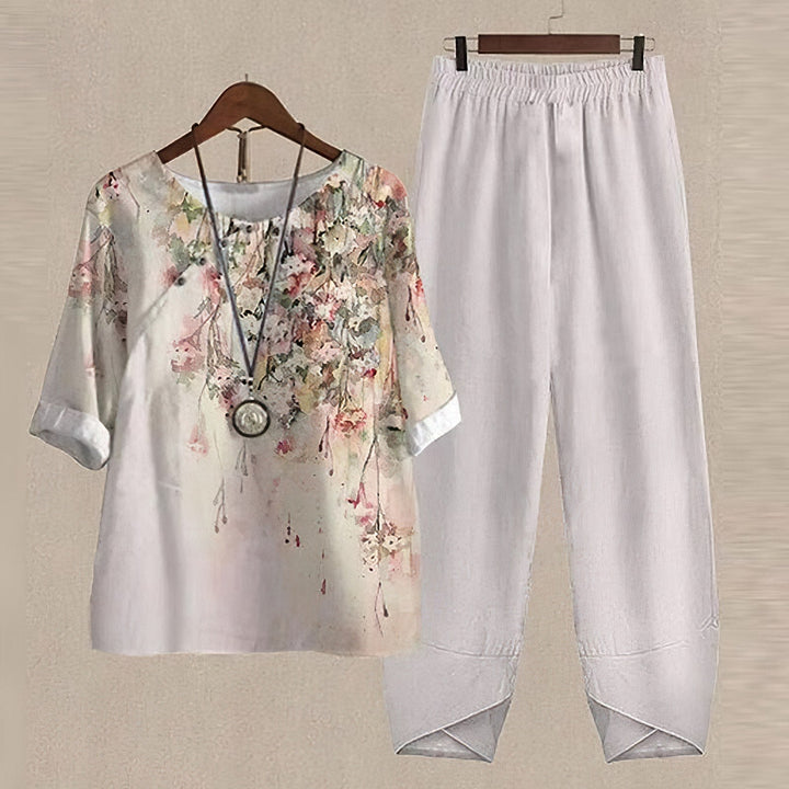 Vrouw draagt de comfortabele LenaDuo 2-delige dames outfit. Perfecte casual set voor warme voorjaar- en zomerdagen.