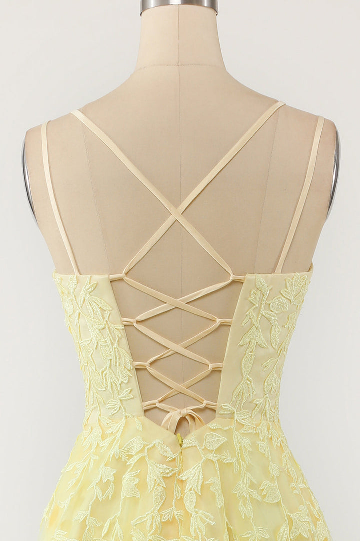 Elegante Victoria dames galajurk met tule en verfijnde applicaties. Perfect voor formele gelegenheden.