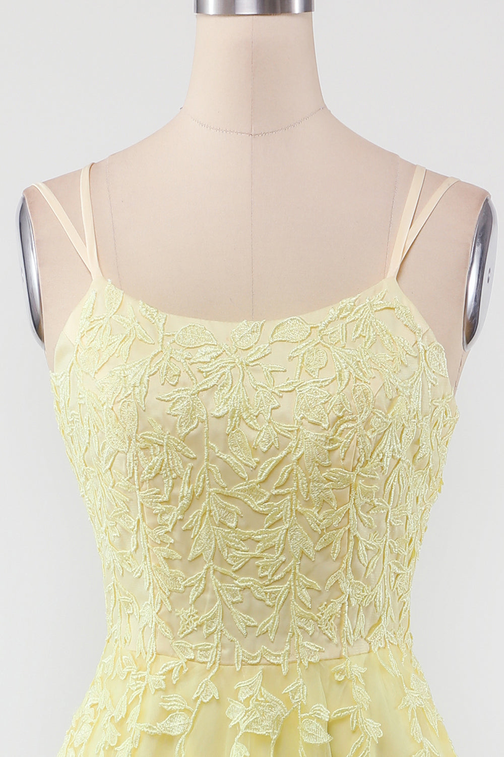Victoria tule avondjurk met elegante applicaties. Ideaal voor bruiloften of speciale feesten.