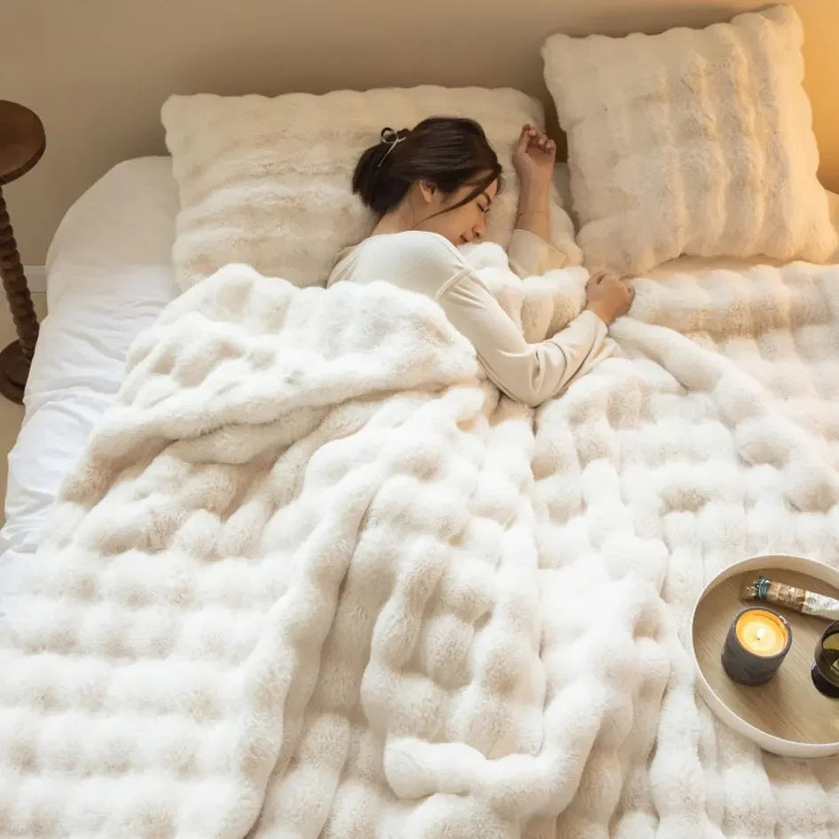 Knusse en warme deken, ideaal voor avonden op de bank. Zachte pluche textuur voor comfort.