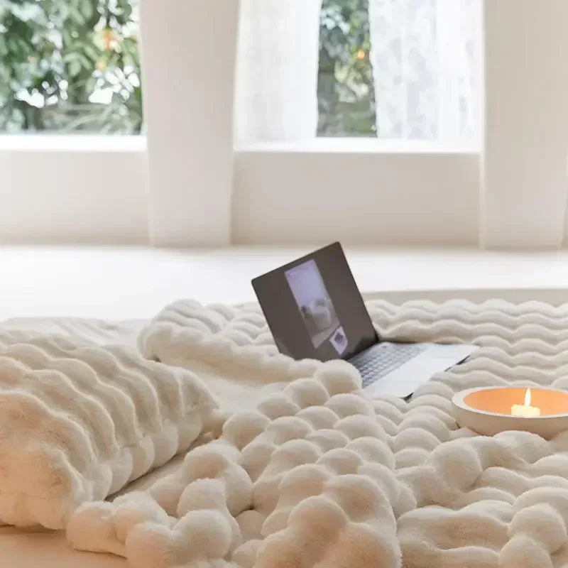 Dik en warm fleece deken, perfect voor een knusse sfeer. Pluche en heerlijk zacht voor thuis.