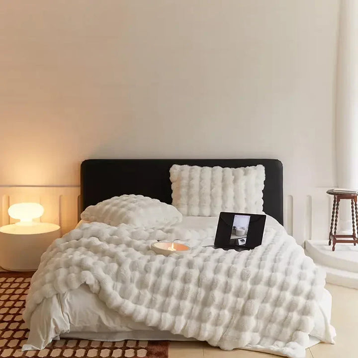 Zijdezachte pluche deken van WarmWol, een must-have voor comfortabele en warme momenten thuis.
