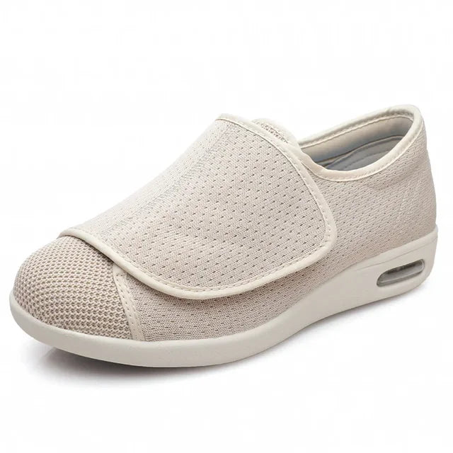 Verstelbare Easystep comfortschoen met klittenband voor optimale pasvorm bij brede of gezwollen voeten.