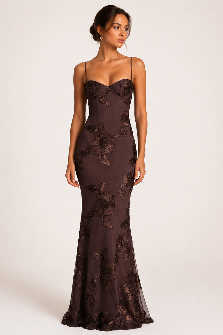 Elegante bruine dames maxi-jurk met verfijnde corsetlook en gedetailleerd bloemenborduursel, ideaal als avondjurk.